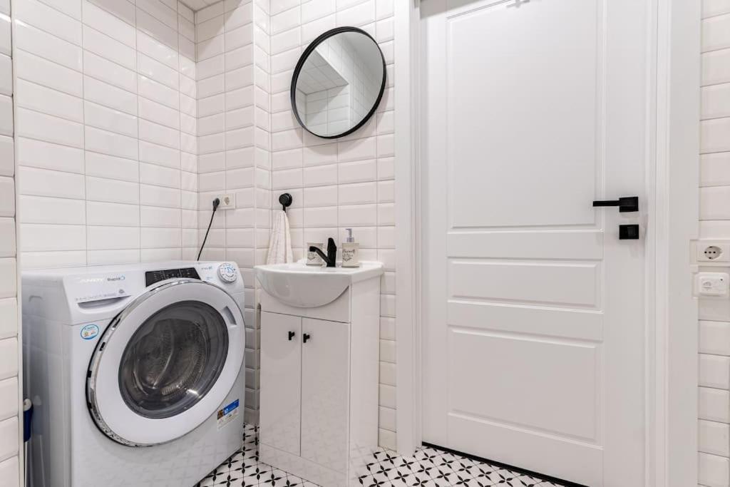 Modern Flat In Old Town Kaunas - Free Parking & Self Check-In Екстер'єр фото